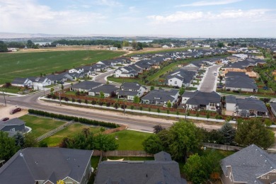 Minutes from the lake & golf course, this home meets ALL your on Hunters Point Golf Club in Idaho - for sale on GolfHomes.com, golf home, golf lot