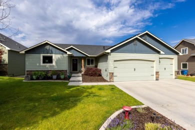Minutes from the lake & golf course, this home meets ALL your on Hunters Point Golf Club in Idaho - for sale on GolfHomes.com, golf home, golf lot
