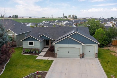 Minutes from the lake & golf course, this home meets ALL your on Hunters Point Golf Club in Idaho - for sale on GolfHomes.com, golf home, golf lot
