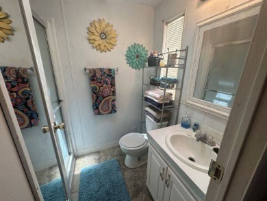 This home is a 1995 Fleetwood with 1008 sq. ft. It has 2 on Four Lakes Golf Club in Florida - for sale on GolfHomes.com, golf home, golf lot