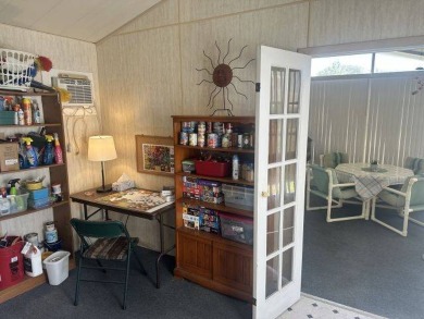 This home is a 1995 Fleetwood with 1008 sq. ft. It has 2 on Four Lakes Golf Club in Florida - for sale on GolfHomes.com, golf home, golf lot