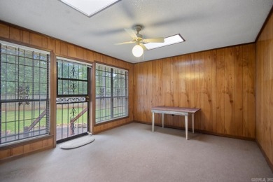 This well maintained 3-bedroom, 2.5-bath home offers tons of on Foxwood Golf Club in Arkansas - for sale on GolfHomes.com, golf home, golf lot