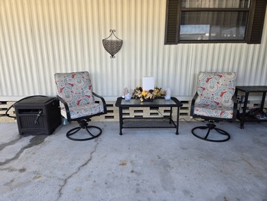 This 2BR/2BA, 896 sq. ft. home is beautifully updated and on Lake Henry Golf Club in Florida - for sale on GolfHomes.com, golf home, golf lot