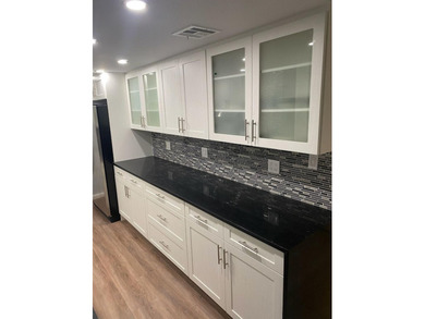 This spacious 2-bedroom, 2-bathroom unit features an open living on Inverrary Country Club in Florida - for sale on GolfHomes.com, golf home, golf lot