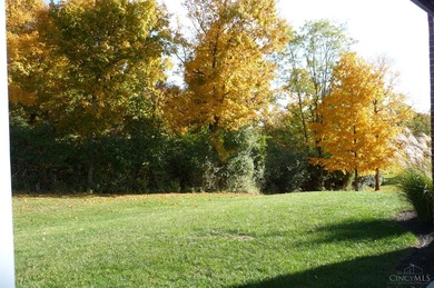 Desirable Aston Woods Condo! Spacious open floor plan, 2 on Aston Oaks Golf Club in Ohio - for sale on GolfHomes.com, golf home, golf lot