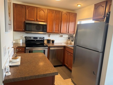 PRICE TO SELL. Very beautiful one bedroom, one bath in sunrise on Sunrise Lakes Phase III in Florida - for sale on GolfHomes.com, golf home, golf lot