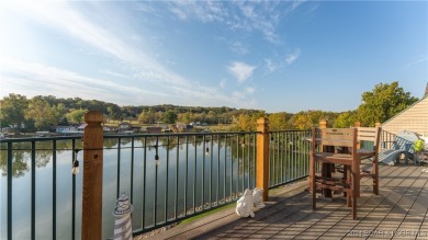 LET THE SUN SHINE IN! This cheery 3-bedroom 2 bath condo located on Lake Valley Country Club in Missouri - for sale on GolfHomes.com, golf home, golf lot