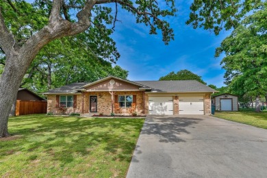 4 bedroom 2 bath home located on the 18th fairway in the on Lake Kiowa Golf Course in Texas - for sale on GolfHomes.com, golf home, golf lot