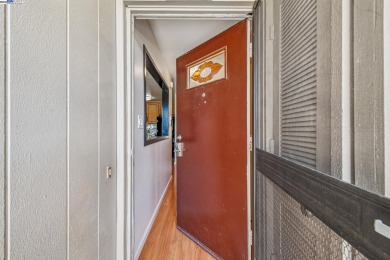 Cozy 3-bedroom townhome in Garden Isle.   The open floor plan on Chuck Corica Golf Complex in California - for sale on GolfHomes.com, golf home, golf lot
