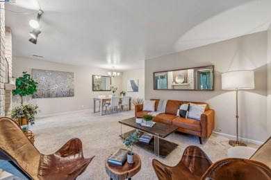 Cozy 3-bedroom townhome in Garden Isle.   The open floor plan on Chuck Corica Golf Complex in California - for sale on GolfHomes.com, golf home, golf lot