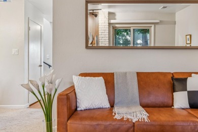 Cozy 3-bedroom townhome in Garden Isle.   The open floor plan on Chuck Corica Golf Complex in California - for sale on GolfHomes.com, golf home, golf lot