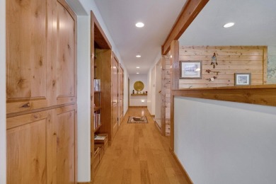 This well-appointed mountain style retreat offers excellent on Bailey Creek Golf Course in California - for sale on GolfHomes.com, golf home, golf lot