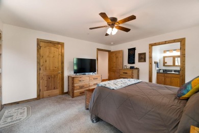 This well-appointed mountain style retreat offers excellent on Bailey Creek Golf Course in California - for sale on GolfHomes.com, golf home, golf lot