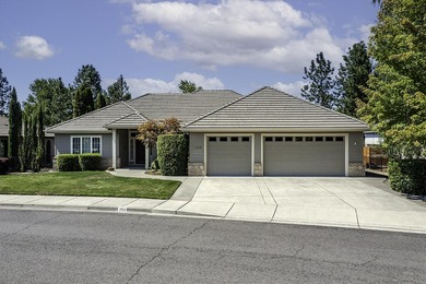 Stunning, contemporary single level 3 bed, 3 bath home perfectly on Rogue Valley Country Club in Oregon - for sale on GolfHomes.com, golf home, golf lot