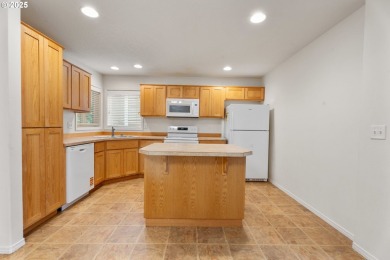 Beautiful Washougal 3-bed, 2.5-bath, 1,610sqft home with a green on Orchard Hills Country Club in Washington - for sale on GolfHomes.com, golf home, golf lot