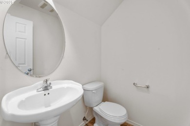 Beautiful Washougal 3-bed, 2.5-bath, 1,610sqft home with a green on Orchard Hills Country Club in Washington - for sale on GolfHomes.com, golf home, golf lot