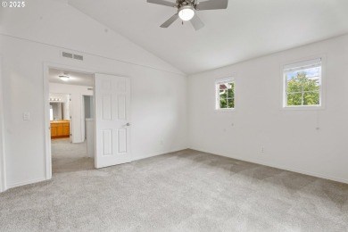Beautiful Washougal 3-bed, 2.5-bath, 1,610sqft home with a green on Orchard Hills Country Club in Washington - for sale on GolfHomes.com, golf home, golf lot