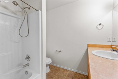 Beautiful Washougal 3-bed, 2.5-bath, 1,610sqft home with a green on Orchard Hills Country Club in Washington - for sale on GolfHomes.com, golf home, golf lot