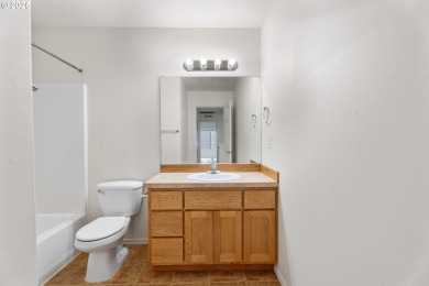 Beautiful Washougal 3-bed, 2.5-bath, 1,610sqft home with a green on Orchard Hills Country Club in Washington - for sale on GolfHomes.com, golf home, golf lot