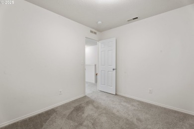 Beautiful Washougal 3-bed, 2.5-bath, 1,610sqft home with a green on Orchard Hills Country Club in Washington - for sale on GolfHomes.com, golf home, golf lot
