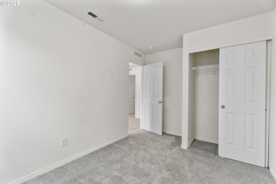 Beautiful Washougal 3-bed, 2.5-bath, 1,610sqft home with a green on Orchard Hills Country Club in Washington - for sale on GolfHomes.com, golf home, golf lot