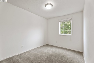 Beautiful Washougal 3-bed, 2.5-bath, 1,610sqft home with a green on Orchard Hills Country Club in Washington - for sale on GolfHomes.com, golf home, golf lot