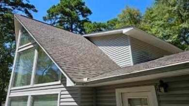 Charming Home in Sought-After Holly Lake Ranch - Nestled in this on Holly Lake Ranch Golf Club in Texas - for sale on GolfHomes.com, golf home, golf lot