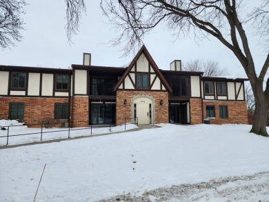 This inviting 2-bedroom, 2-bath condo in Cherokee Garden on Cherokee Country Club in Wisconsin - for sale on GolfHomes.com, golf home, golf lot