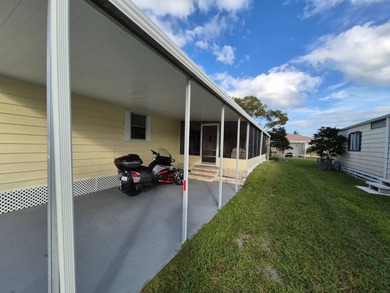 This 1982 2 bed 2 bath is in a 55+ Spanish lakes community. It on Spanish Lakes Country Club in Florida - for sale on GolfHomes.com, golf home, golf lot