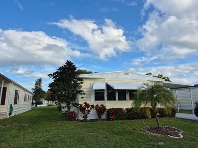 This 1982 2 bed 2 bath is in a 55+ Spanish lakes community. It on Spanish Lakes Country Club in Florida - for sale on GolfHomes.com, golf home, golf lot