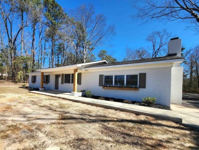 BEAUTIFULLY RENOVATED THROUGHOUT- this spacious 4 Bedroom, 3 on Lions Club Municipal Golf Course in Arkansas - for sale on GolfHomes.com, golf home, golf lot