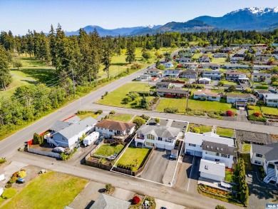 This beautifully maintained 3-bedroom, 3-bathroom residence on Peninsula Golf Club Inc. in Washington - for sale on GolfHomes.com, golf home, golf lot