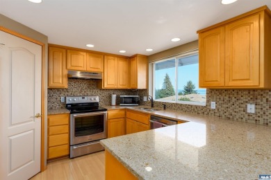 This beautifully maintained 3-bedroom, 3-bathroom residence on Peninsula Golf Club Inc. in Washington - for sale on GolfHomes.com, golf home, golf lot