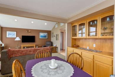 This beautifully maintained 3-bedroom, 3-bathroom residence on Peninsula Golf Club Inc. in Washington - for sale on GolfHomes.com, golf home, golf lot