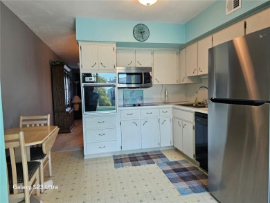 Comfortable and warm. This condo is a wonderful place to call on On Top Of The World Golf Course in Florida - for sale on GolfHomes.com, golf home, golf lot