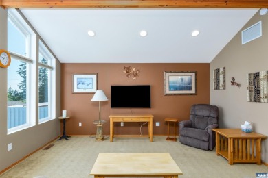 This beautifully maintained 3-bedroom, 3-bathroom residence on Peninsula Golf Club Inc. in Washington - for sale on GolfHomes.com, golf home, golf lot