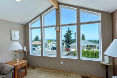 This beautifully maintained 3-bedroom, 3-bathroom residence on Peninsula Golf Club Inc. in Washington - for sale on GolfHomes.com, golf home, golf lot