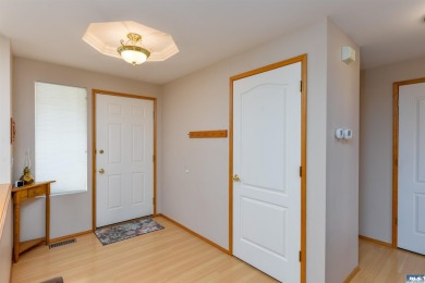 This beautifully maintained 3-bedroom, 3-bathroom residence on Peninsula Golf Club Inc. in Washington - for sale on GolfHomes.com, golf home, golf lot