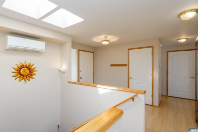 This beautifully maintained 3-bedroom, 3-bathroom residence on Peninsula Golf Club Inc. in Washington - for sale on GolfHomes.com, golf home, golf lot
