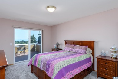 This beautifully maintained 3-bedroom, 3-bathroom residence on Peninsula Golf Club Inc. in Washington - for sale on GolfHomes.com, golf home, golf lot
