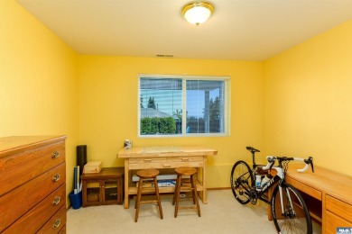 This beautifully maintained 3-bedroom, 3-bathroom residence on Peninsula Golf Club Inc. in Washington - for sale on GolfHomes.com, golf home, golf lot