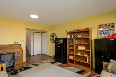 This beautifully maintained 3-bedroom, 3-bathroom residence on Peninsula Golf Club Inc. in Washington - for sale on GolfHomes.com, golf home, golf lot