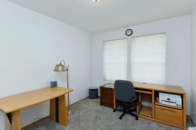 This beautifully maintained 3-bedroom, 3-bathroom residence on Peninsula Golf Club Inc. in Washington - for sale on GolfHomes.com, golf home, golf lot
