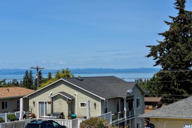 This beautifully maintained 3-bedroom, 3-bathroom residence on Peninsula Golf Club Inc. in Washington - for sale on GolfHomes.com, golf home, golf lot