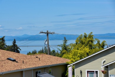This beautifully maintained 3-bedroom, 3-bathroom residence on Peninsula Golf Club Inc. in Washington - for sale on GolfHomes.com, golf home, golf lot