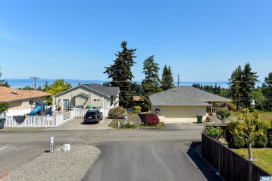 This beautifully maintained 3-bedroom, 3-bathroom residence on Peninsula Golf Club Inc. in Washington - for sale on GolfHomes.com, golf home, golf lot