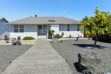 This beautifully maintained 3-bedroom, 3-bathroom residence on Peninsula Golf Club Inc. in Washington - for sale on GolfHomes.com, golf home, golf lot