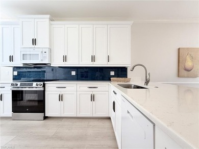 END UNIT CONDO in NAPLES HERITAGE Golf and Country Club - Full on Naples Heritage Golf and Country Club in Florida - for sale on GolfHomes.com, golf home, golf lot