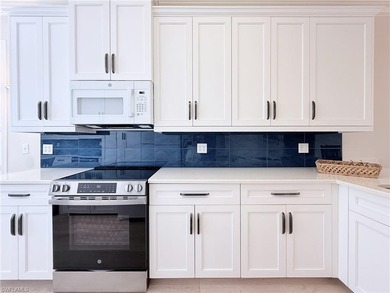 END UNIT CONDO in NAPLES HERITAGE Golf and Country Club - Full on Naples Heritage Golf and Country Club in Florida - for sale on GolfHomes.com, golf home, golf lot