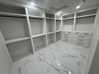 CUSTOM REMODEL!!! FOUR BEDROOMS AND EVERY BEDROOM HAS FULL BATH on CrossWinds Golf Course in Kentucky - for sale on GolfHomes.com, golf home, golf lot